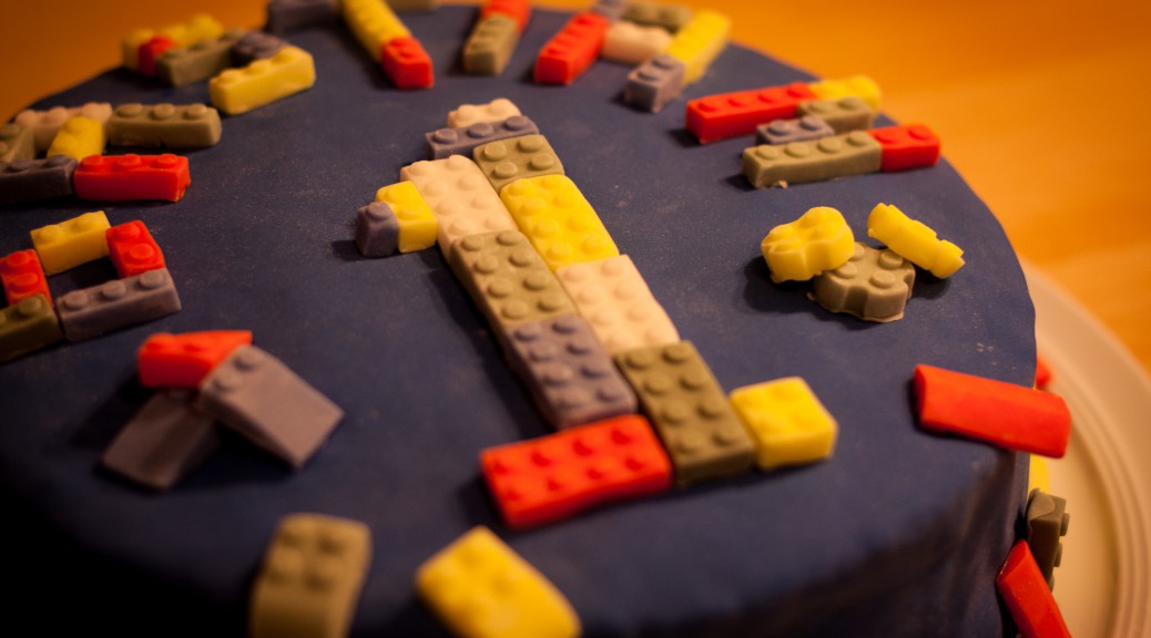 Lego-Torte - Dekoriert mit Lego-Steinen aus Fondant