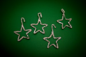 Christbaumschmuck zu Weihnachten aus Pfeifenputzern - schnell und einfach mit den Kindern gebastelt